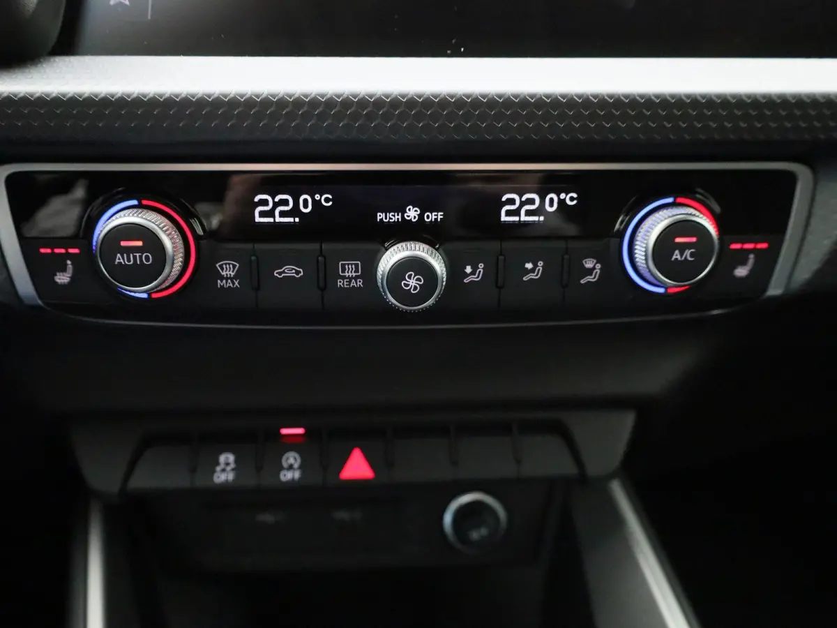 30 TFSI Advanced edition l Adaptive cruise control l Climate control l Stoelverwarming l Navigatie l Climate control l LED-koplampen l Audi sound system l Privacy glas l Optiekpakket zwart p