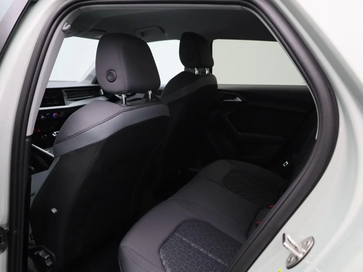 30 TFSI Advanced edition l Adaptive cruise control l Climate control l Stoelverwarming l Navigatie l Climate control l LED-koplampen l Audi sound system l Privacy glas l Optiekpakket zwart p