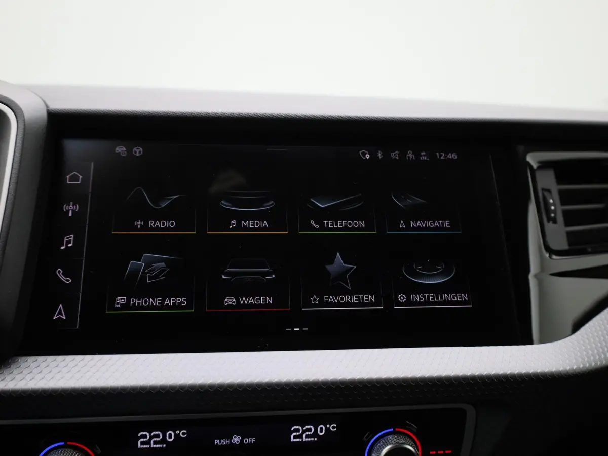 30 TFSI Advanced edition l Adaptive cruise control l Climate control l Stoelverwarming l Navigatie l Climate control l LED-koplampen l Audi sound system l Privacy glas l Optiekpakket zwart p