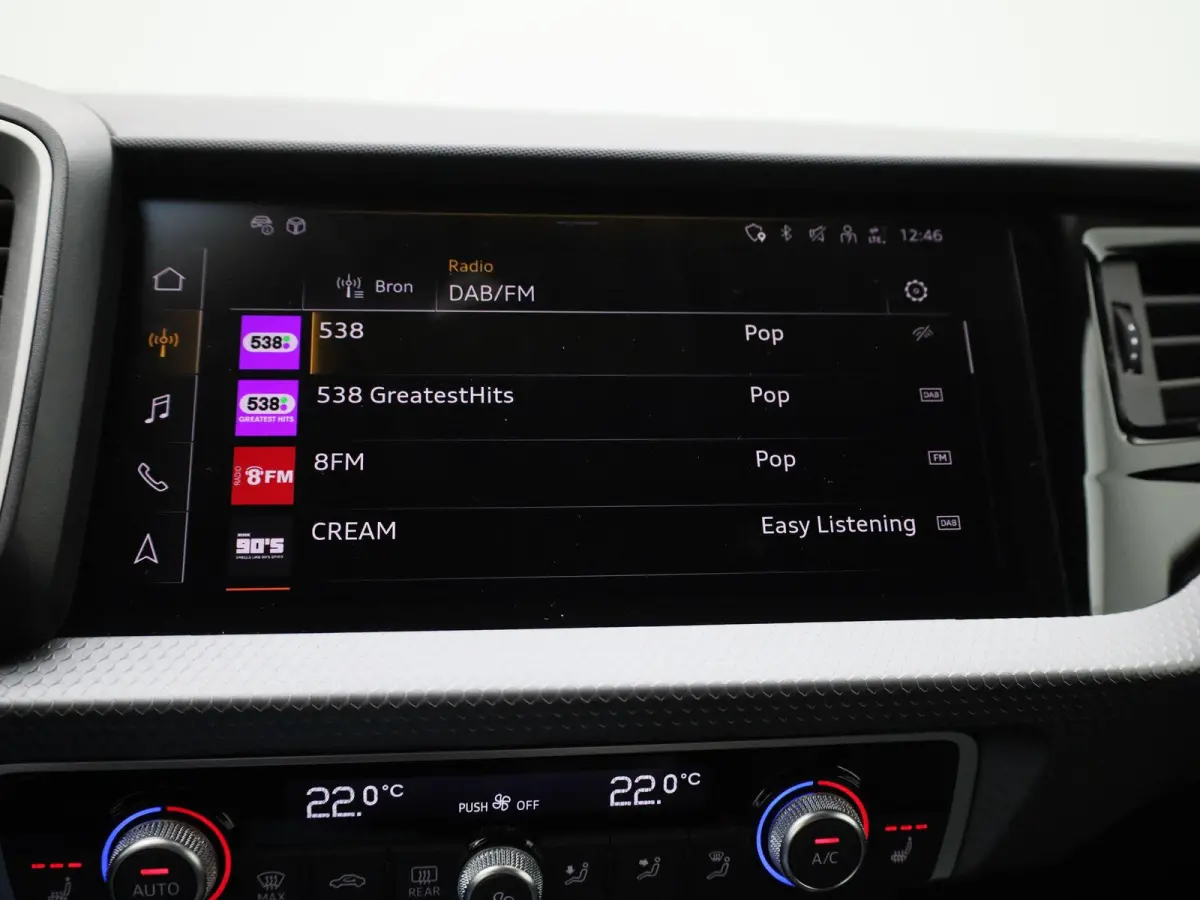 30 TFSI Advanced edition l Adaptive cruise control l Climate control l Stoelverwarming l Navigatie l Climate control l LED-koplampen l Audi sound system l Privacy glas l Optiekpakket zwart p