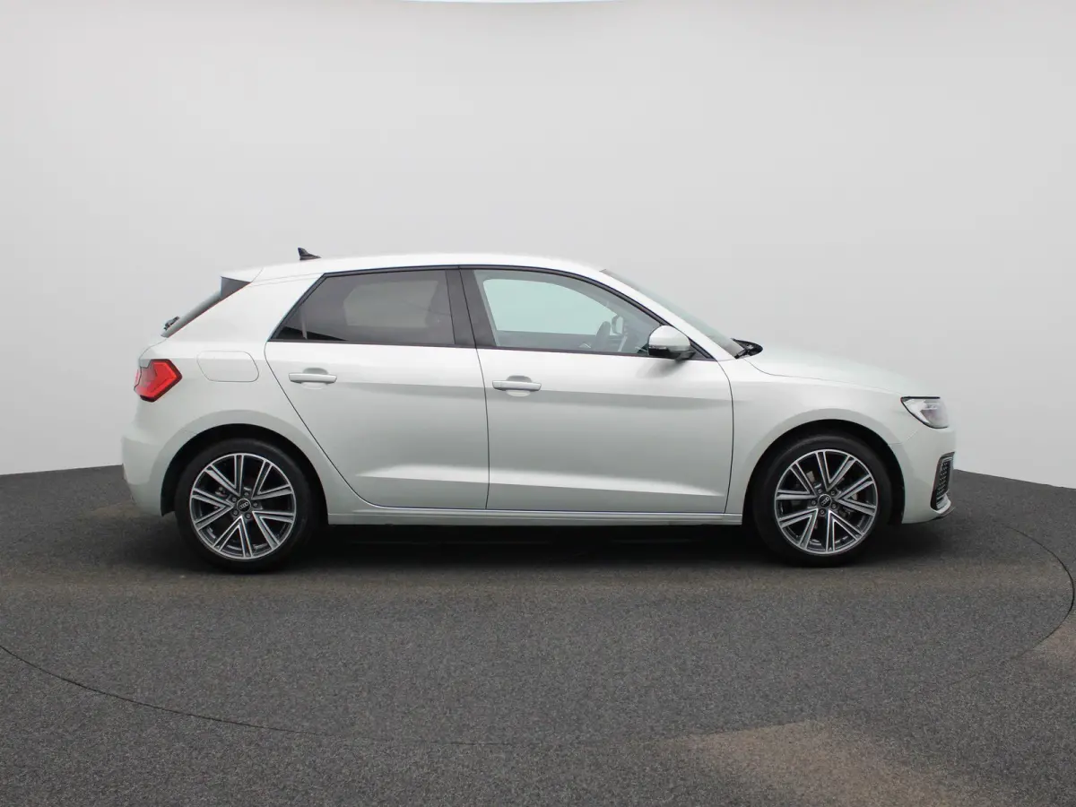 30 TFSI Advanced edition l Adaptive cruise control l Climate control l Stoelverwarming l Navigatie l Climate control l LED-koplampen l Audi sound system l Privacy glas l Optiekpakket zwart p