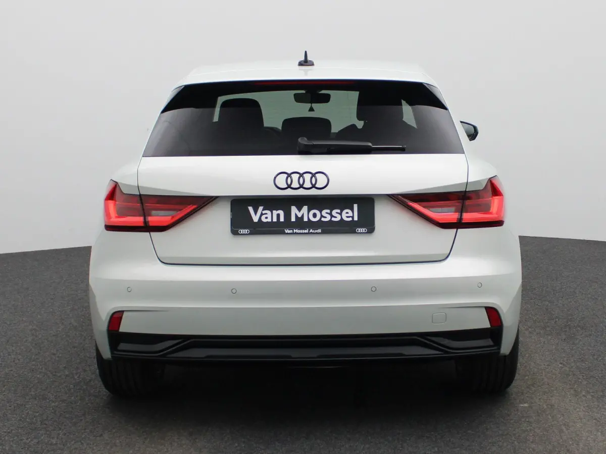30 TFSI Advanced edition l Adaptive cruise control l Climate control l Stoelverwarming l Navigatie l Climate control l LED-koplampen l Audi sound system l Privacy glas l Optiekpakket zwart p