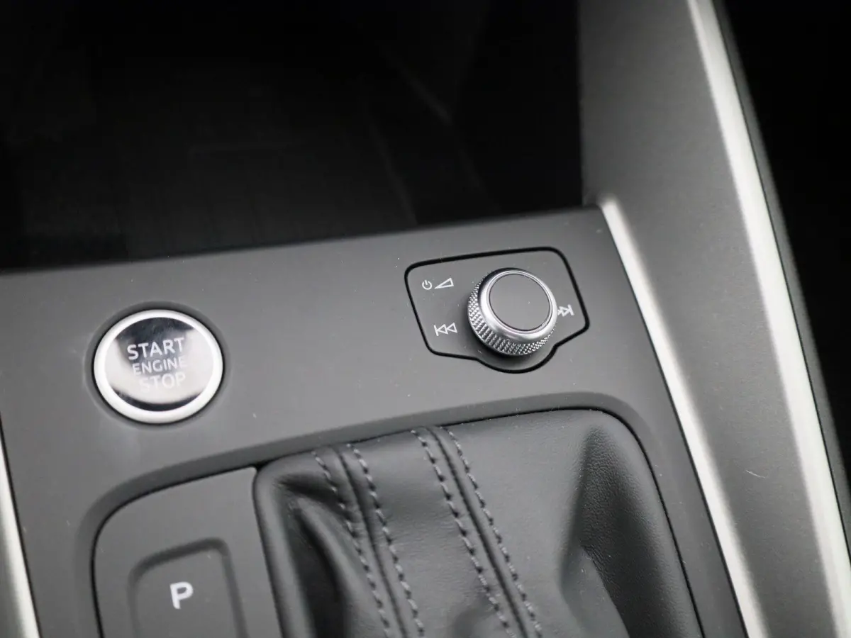 30 TFSI Advanced edition l Adaptive cruise control l Climate control l Stoelverwarming l Navigatie l Climate control l LED-koplampen l Audi sound system l Privacy glas l Optiekpakket zwart p