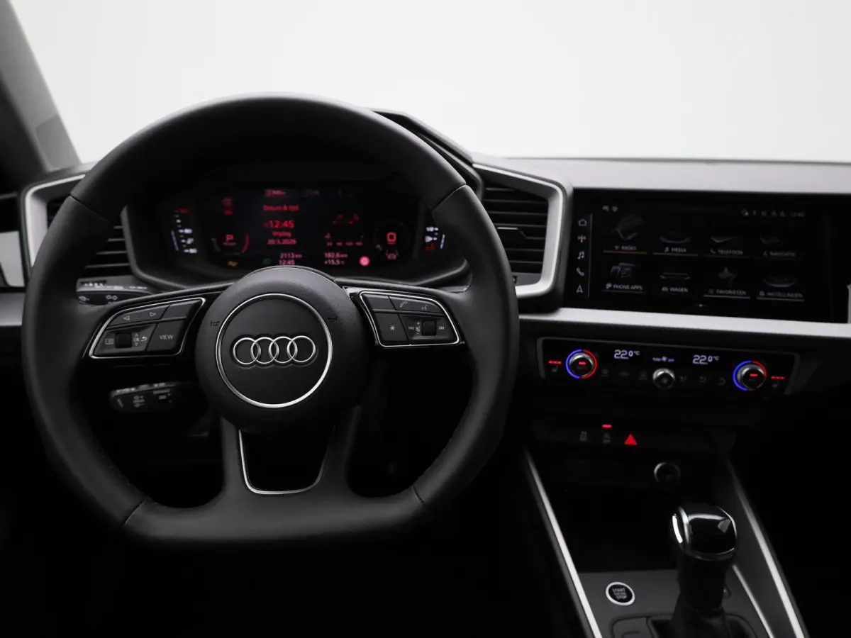 30 TFSI Advanced edition l Adaptive cruise control l Climate control l Stoelverwarming l Navigatie l Climate control l LED-koplampen l Audi sound system l Privacy glas l Optiekpakket zwart p
