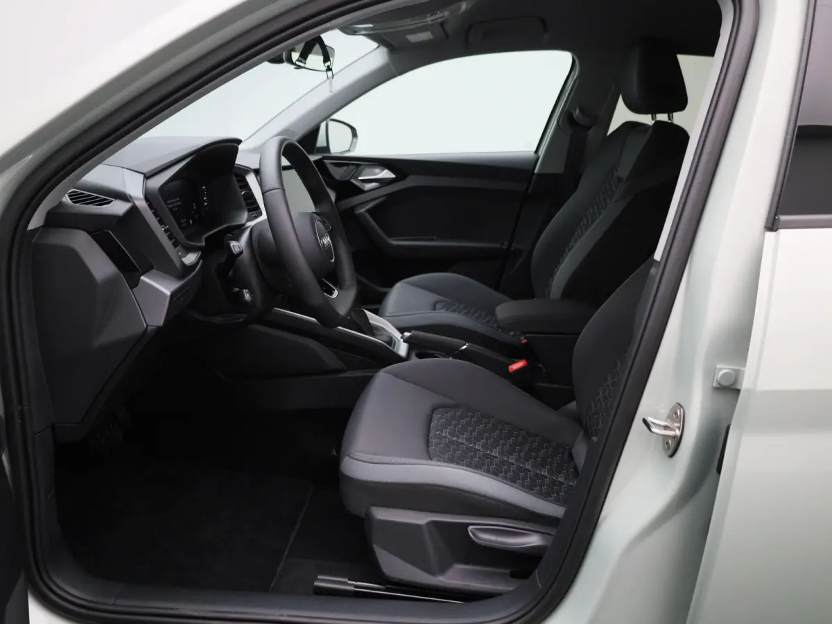 30 TFSI Advanced edition l Adaptive cruise control l Climate control l Stoelverwarming l Navigatie l Climate control l LED-koplampen l Audi sound system l Privacy glas l Optiekpakket zwart p