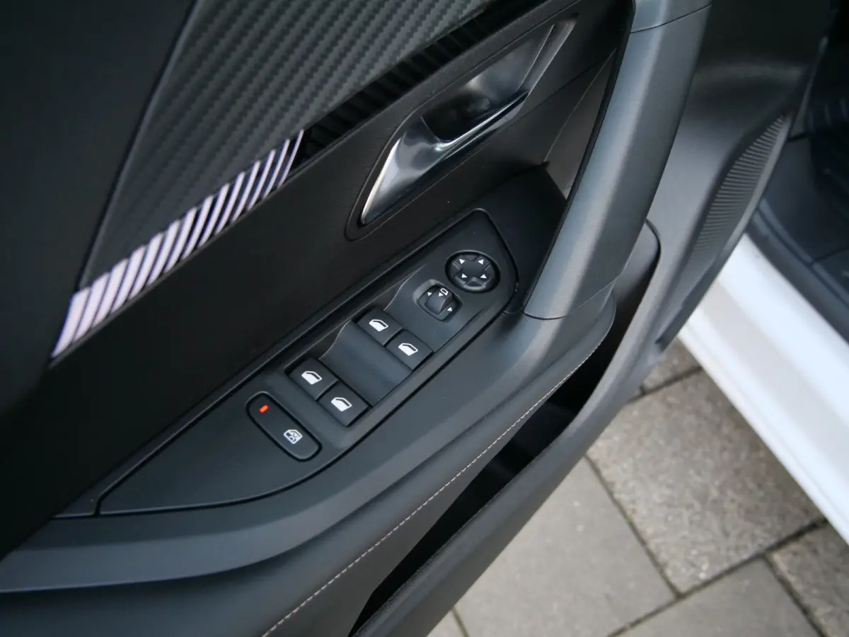 1.2 Hybrid 136 Pk Allure Automaat DAB / Apple Carplay / PDC / 17 inch