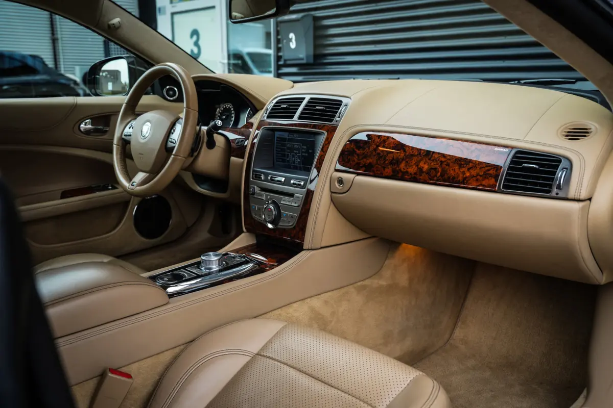XKR 5.0 V8 Portfolio 510 pk | 100% Jaguar Service | 1e Eigenaar | Clima | Cruise | Leder | Navi | Stoelkoeling |