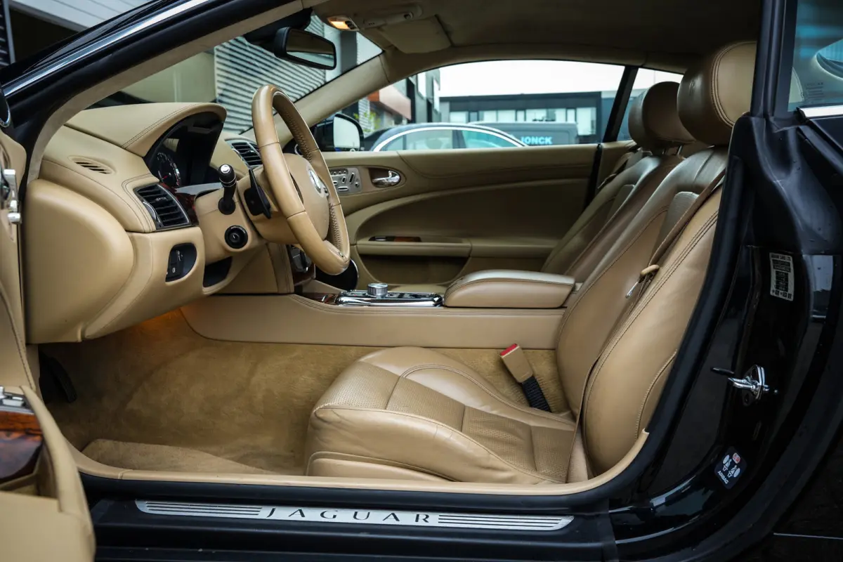 XKR 5.0 V8 Portfolio 510 pk | 100% Jaguar Service | 1e Eigenaar | Clima | Cruise | Leder | Navi | Stoelkoeling |