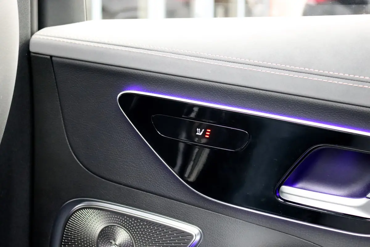 300 AMG Line Premium 91 kWh | Hyperscreen | Luchtvering | Distronic+ | Trekhaak | Verwarmd Stuurwiel | Burmester | Panoramadak | Digital Light | Surround Camera |