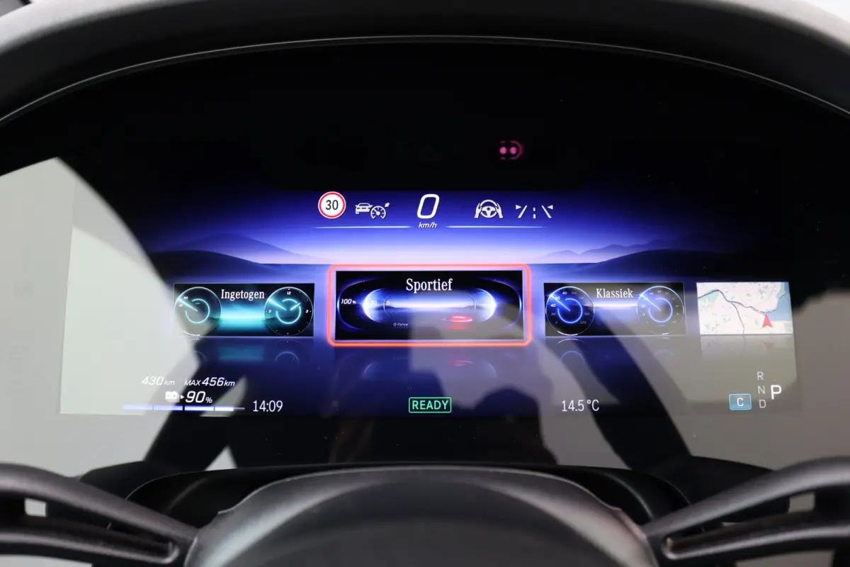 300 AMG Line Premium 91 kWh | Hyperscreen | Luchtvering | Distronic+ | Trekhaak | Verwarmd Stuurwiel | Burmester | Panoramadak | Digital Light | Surround Camera |