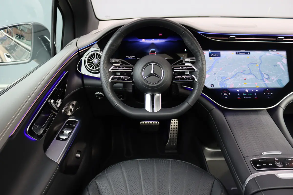 300 AMG Line Premium 91 kWh | Hyperscreen | Luchtvering | Distronic+ | Trekhaak | Verwarmd Stuurwiel | Burmester | Panoramadak | Digital Light | Surround Camera |