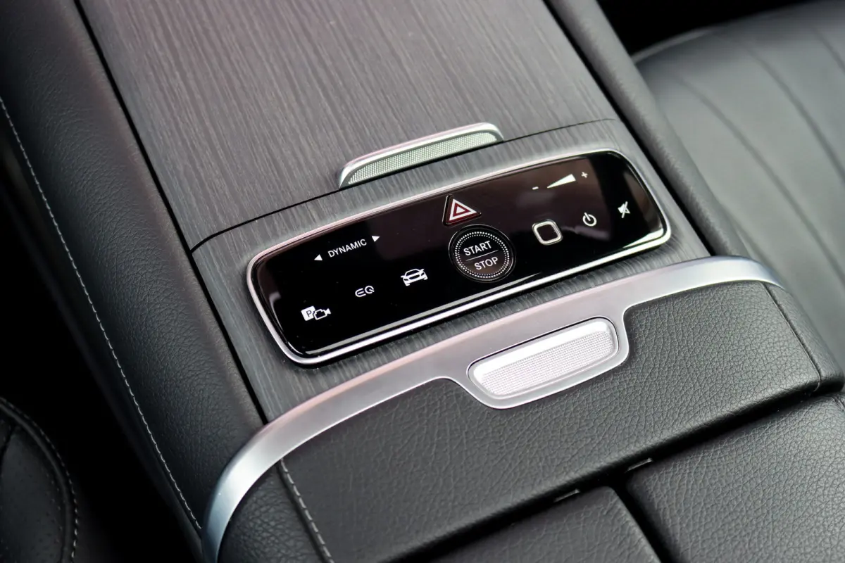 300 AMG Line Premium 91 kWh | Hyperscreen | Luchtvering | Distronic+ | Trekhaak | Verwarmd Stuurwiel | Burmester | Panoramadak | Digital Light | Surround Camera |