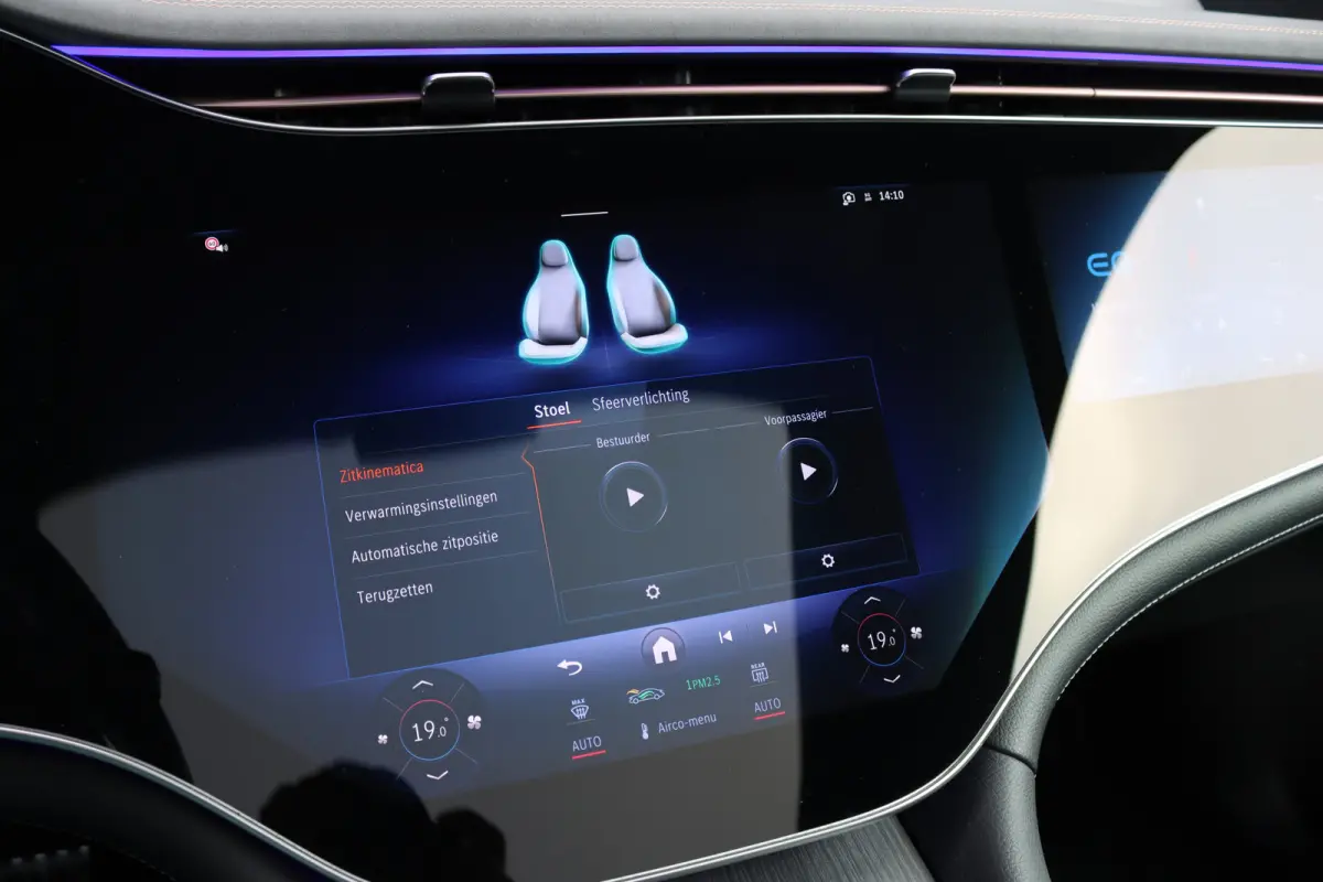300 AMG Line Premium 91 kWh | Hyperscreen | Luchtvering | Distronic+ | Trekhaak | Verwarmd Stuurwiel | Burmester | Panoramadak | Digital Light | Surround Camera |