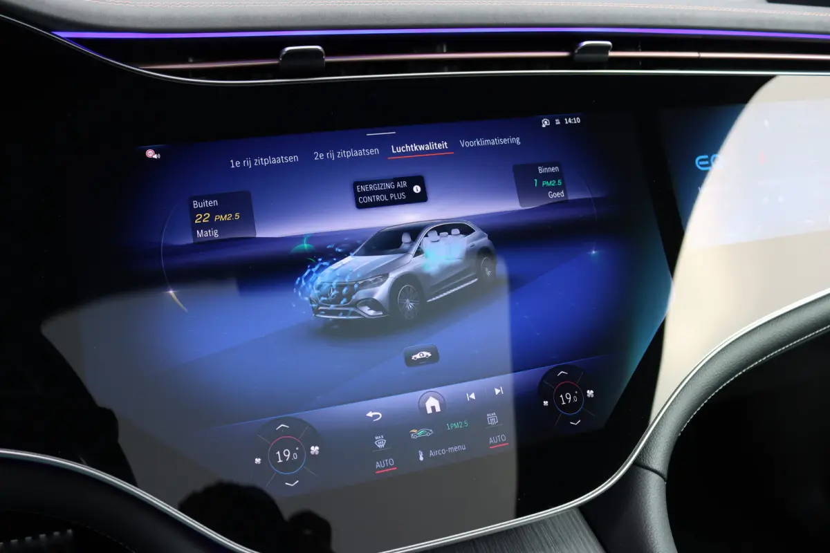 300 AMG Line Premium 91 kWh | Hyperscreen | Luchtvering | Distronic+ | Trekhaak | Verwarmd Stuurwiel | Burmester | Panoramadak | Digital Light | Surround Camera |