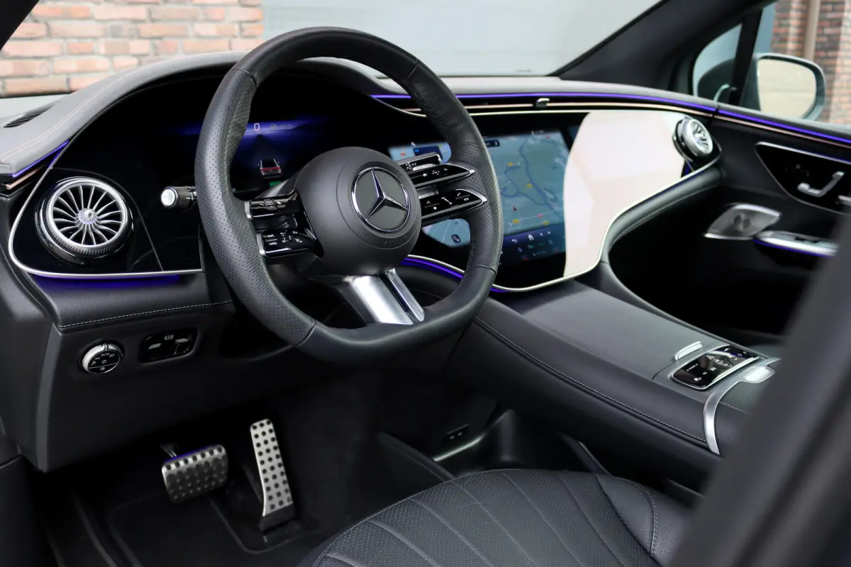 300 AMG Line Premium 91 kWh | Hyperscreen | Luchtvering | Distronic+ | Trekhaak | Verwarmd Stuurwiel | Burmester | Panoramadak | Digital Light | Surround Camera |