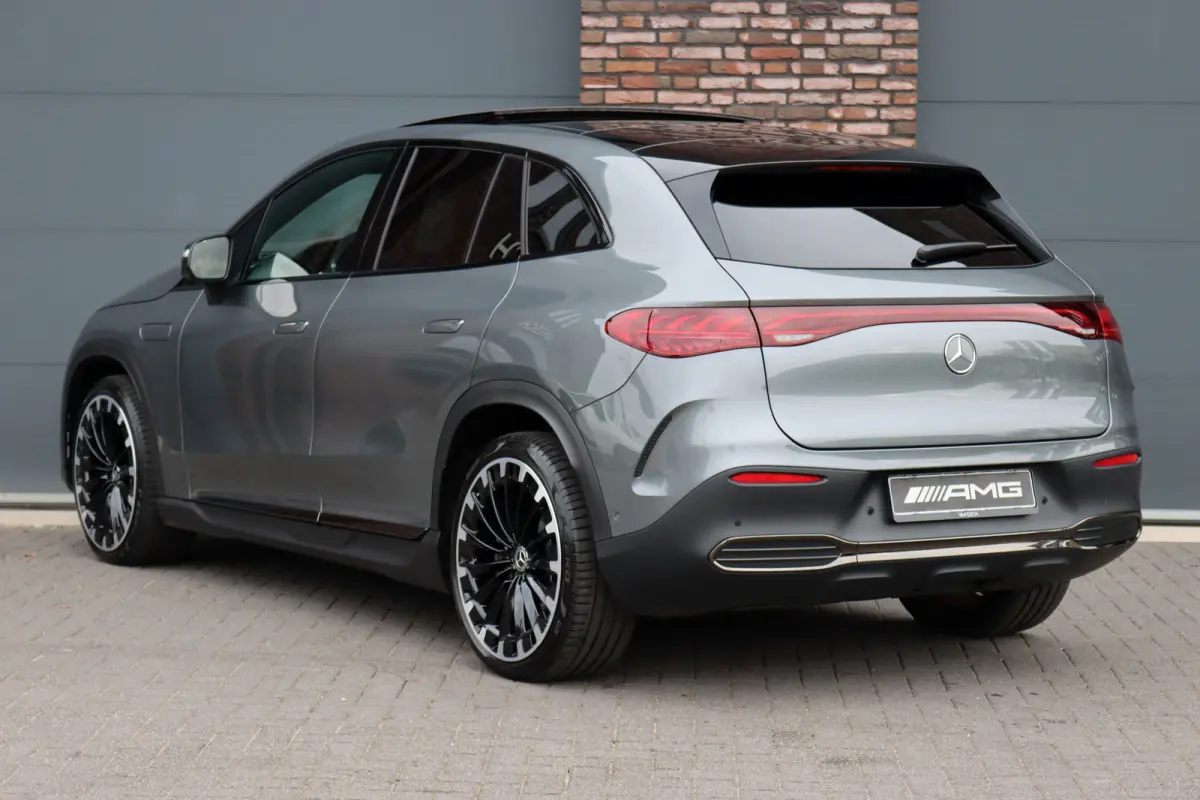 300 AMG Line Premium 91 kWh | Hyperscreen | Luchtvering | Distronic+ | Trekhaak | Verwarmd Stuurwiel | Burmester | Panoramadak | Digital Light | Surround Camera |