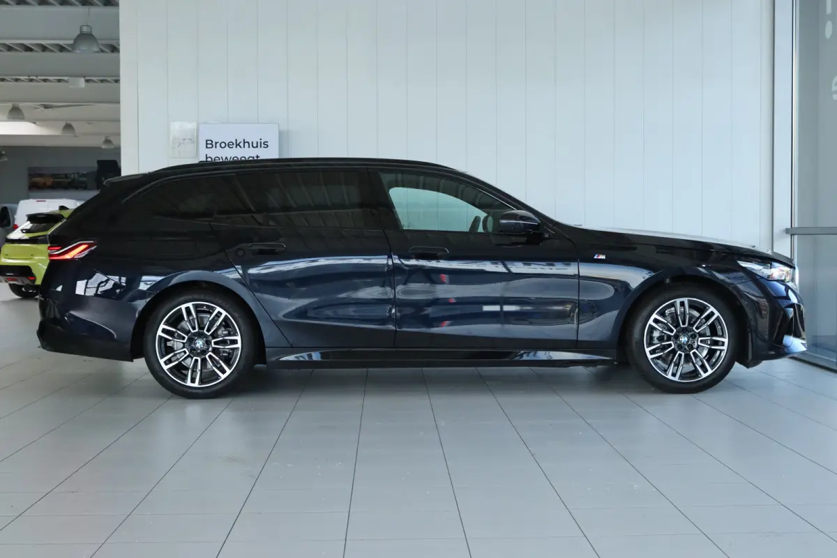 520i M-SPORT | Adapt. Cruise | Stoelventilatie | Harman & Kardon | Pano | HUD | 360 Camera | Memory | Carbon |