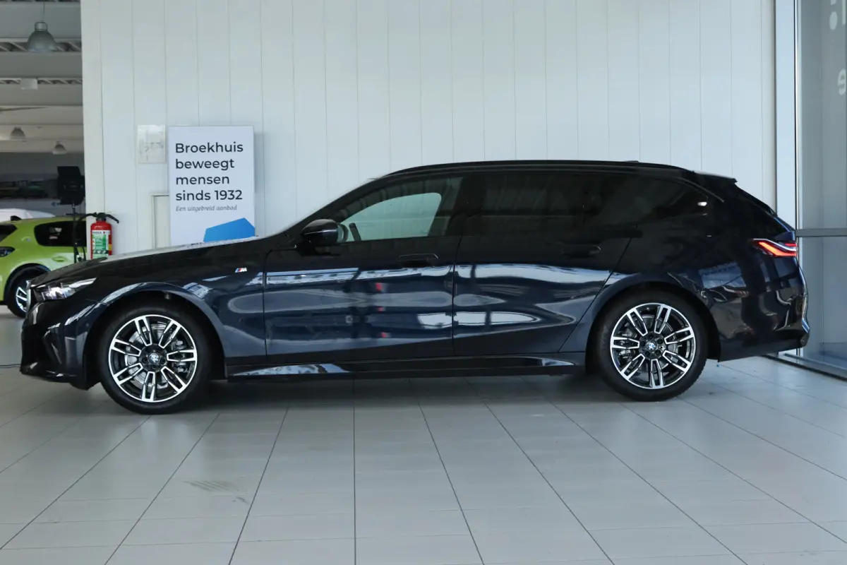520i M-SPORT | Adapt. Cruise | Stoelventilatie | Harman & Kardon | Pano | HUD | 360 Camera | Memory | Carbon |