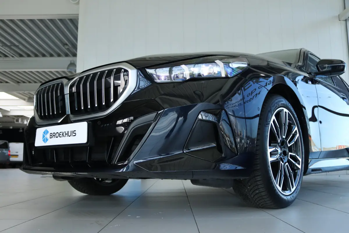 520i M-SPORT | Adapt. Cruise | Stoelventilatie | Harman & Kardon | Pano | HUD | 360 Camera | Memory | Carbon |