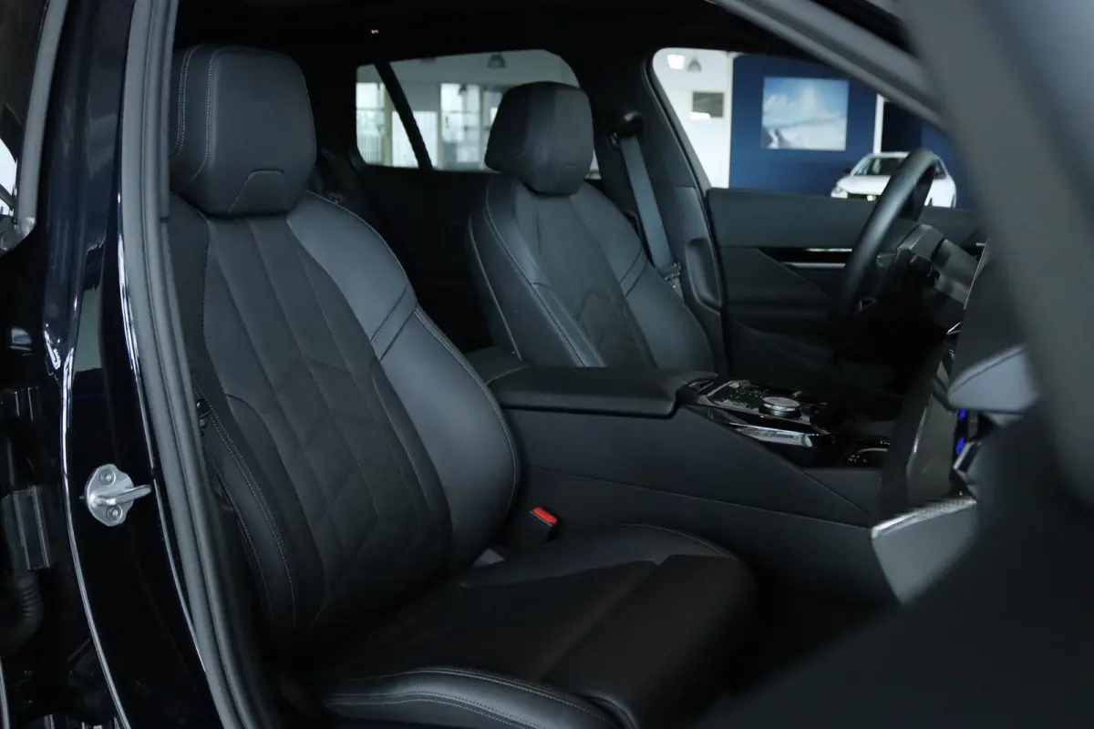 520i M-SPORT | Adapt. Cruise | Stoelventilatie | Harman & Kardon | Pano | HUD | 360 Camera | Memory | Carbon |