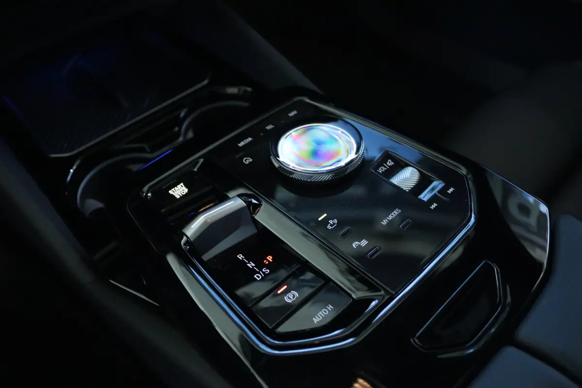 520i M-SPORT | Adapt. Cruise | Stoelventilatie | Harman & Kardon | Pano | HUD | 360 Camera | Memory | Carbon |