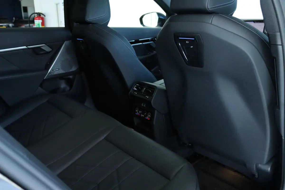520i M-SPORT | Adapt. Cruise | Stoelventilatie | Harman & Kardon | Pano | HUD | 360 Camera | Memory | Carbon |