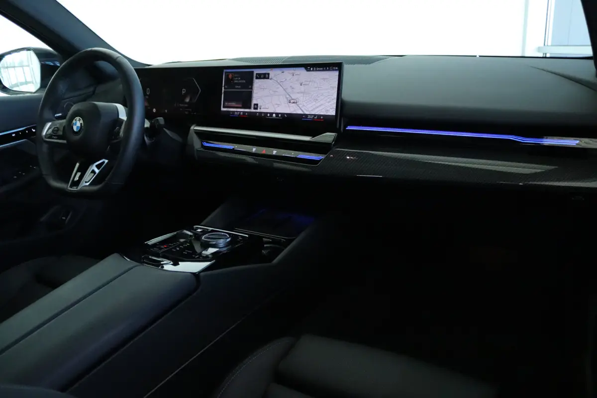 520i M-SPORT | Adapt. Cruise | Stoelventilatie | Harman & Kardon | Pano | HUD | 360 Camera | Memory | Carbon |