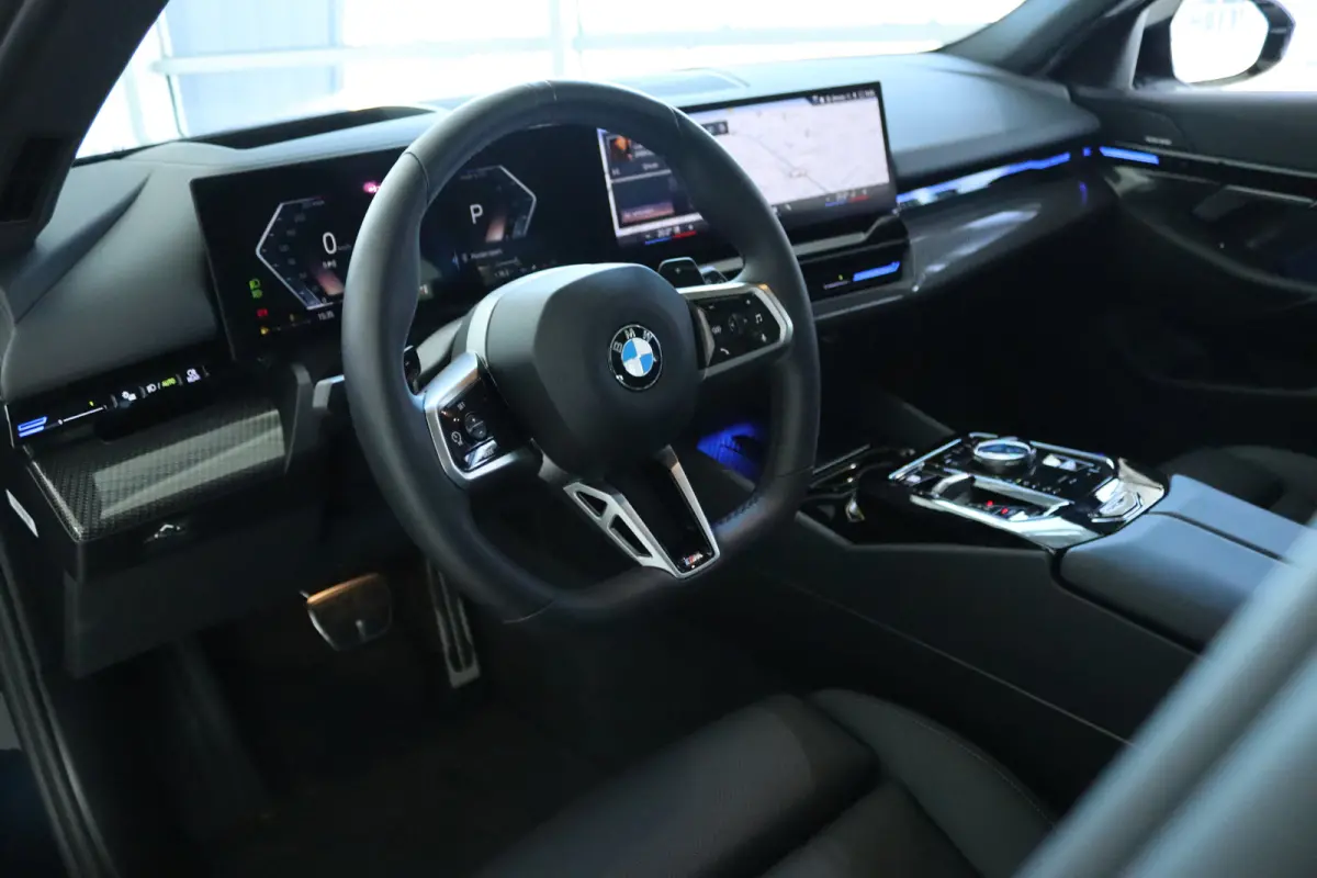 520i M-SPORT | Adapt. Cruise | Stoelventilatie | Harman & Kardon | Pano | HUD | 360 Camera | Memory | Carbon |