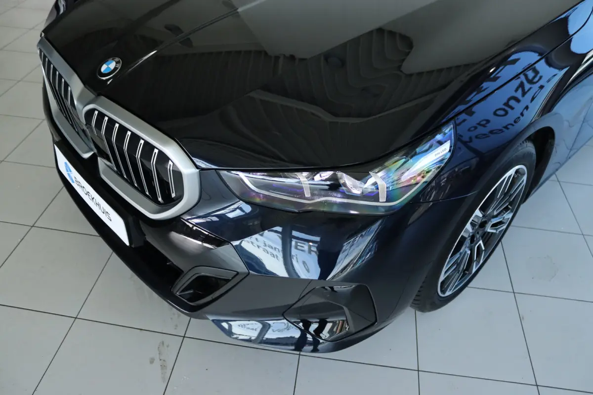 520i M-SPORT | Adapt. Cruise | Stoelventilatie | Harman & Kardon | Pano | HUD | 360 Camera | Memory | Carbon |