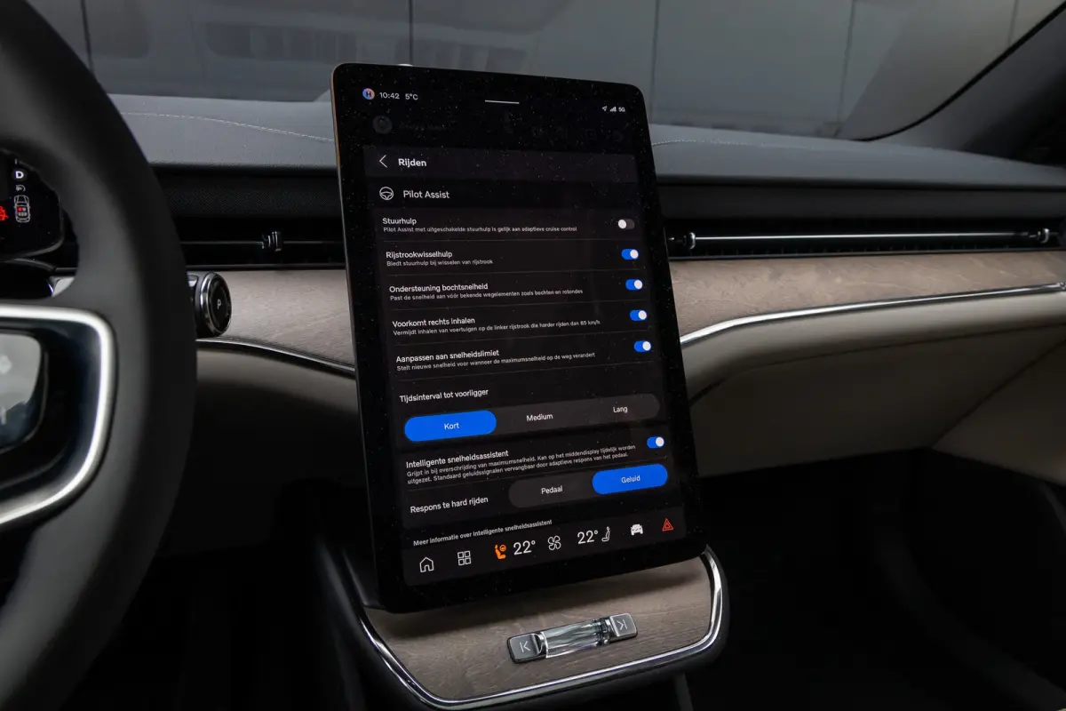 Single Motor Ext. R. Ultra Launch Edition 92 kWh 22" | Pilot Assist | Climate | Bowers & Wilkins | Luchtvering | Trekhaak | Geventileerde Massagestoelen | Head-up | Panoramadak| | 3D Camera 