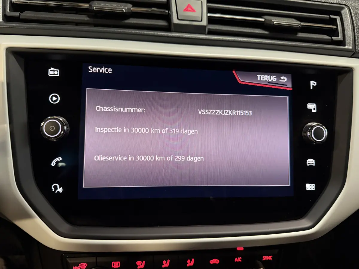 1.0 TSI Xcellence Business Intense | Camera | Sfeerverlichting | Stoelverwarming | Adaptive cruise | Carplay