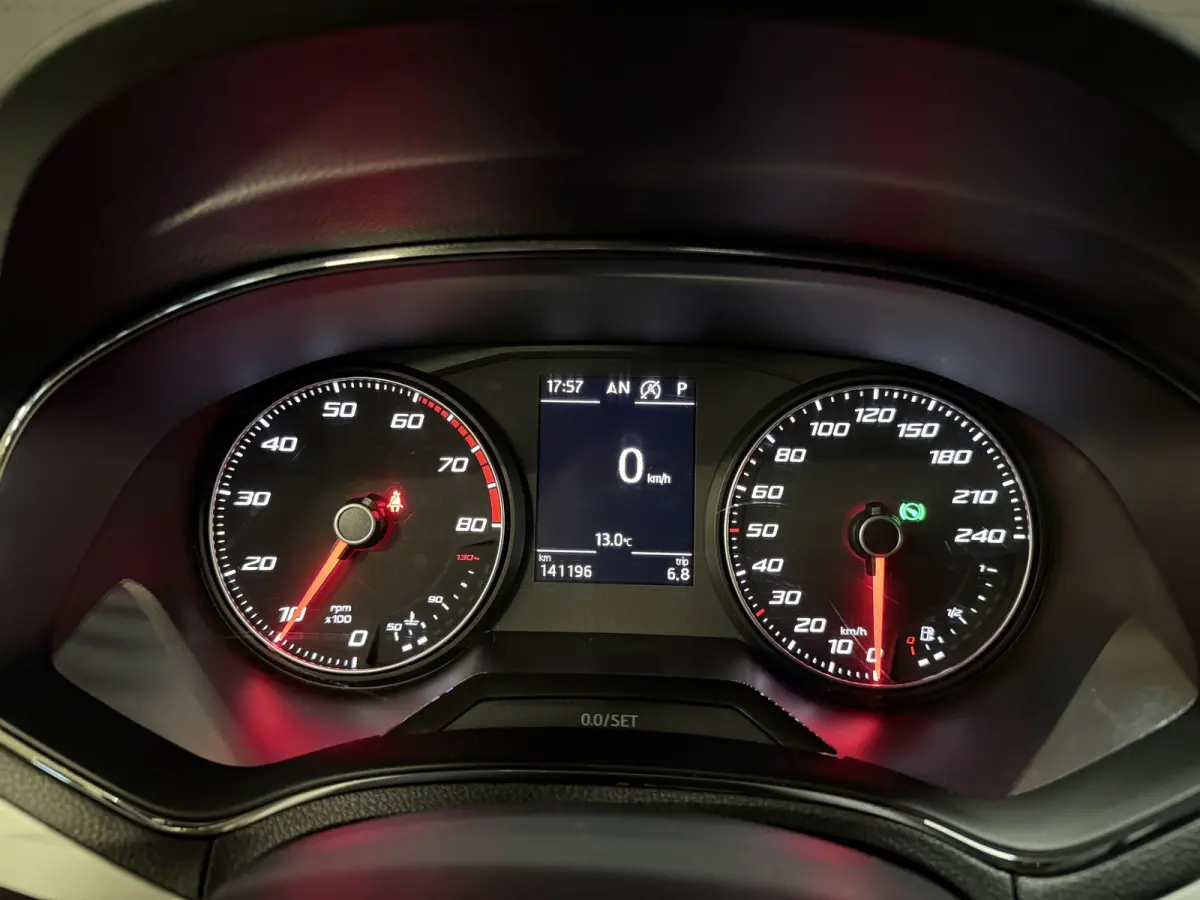 1.0 TSI Xcellence Business Intense | Camera | Sfeerverlichting | Stoelverwarming | Adaptive cruise | Carplay