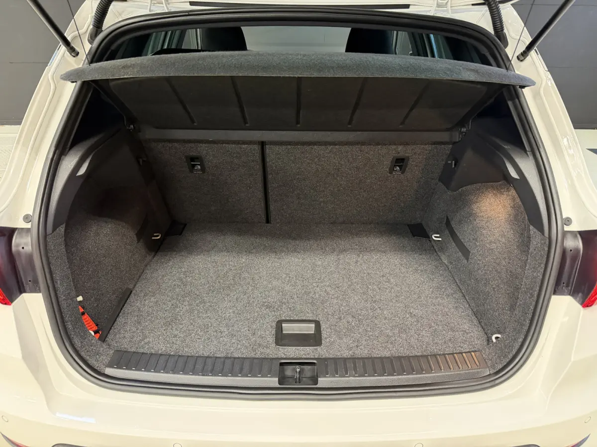 1.0 TSI Xcellence Business Intense | Camera | Sfeerverlichting | Stoelverwarming | Adaptive cruise | Carplay