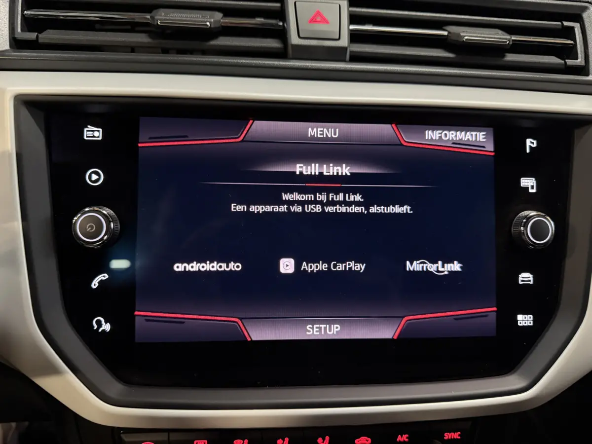 1.0 TSI Xcellence Business Intense | Camera | Sfeerverlichting | Stoelverwarming | Adaptive cruise | Carplay