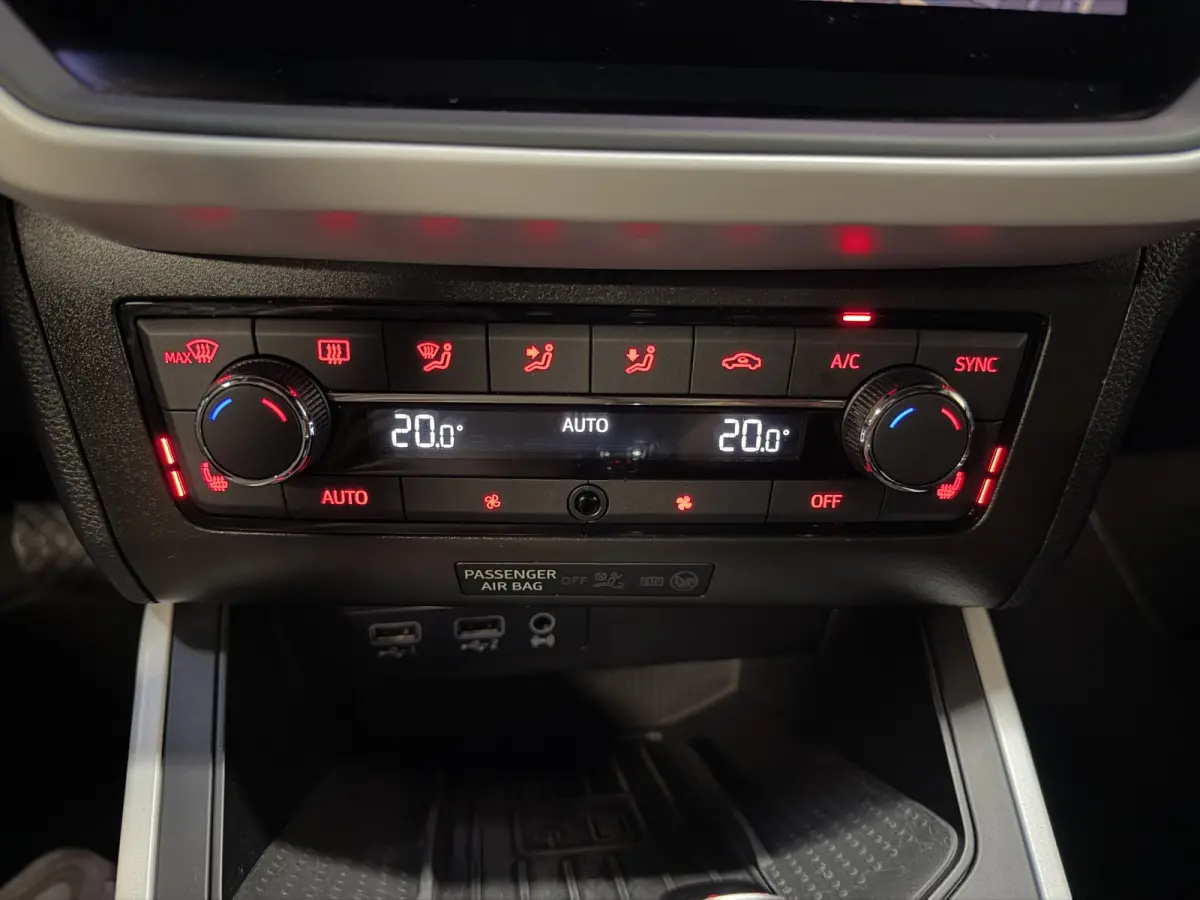 1.0 TSI Xcellence Business Intense | Camera | Sfeerverlichting | Stoelverwarming | Adaptive cruise | Carplay