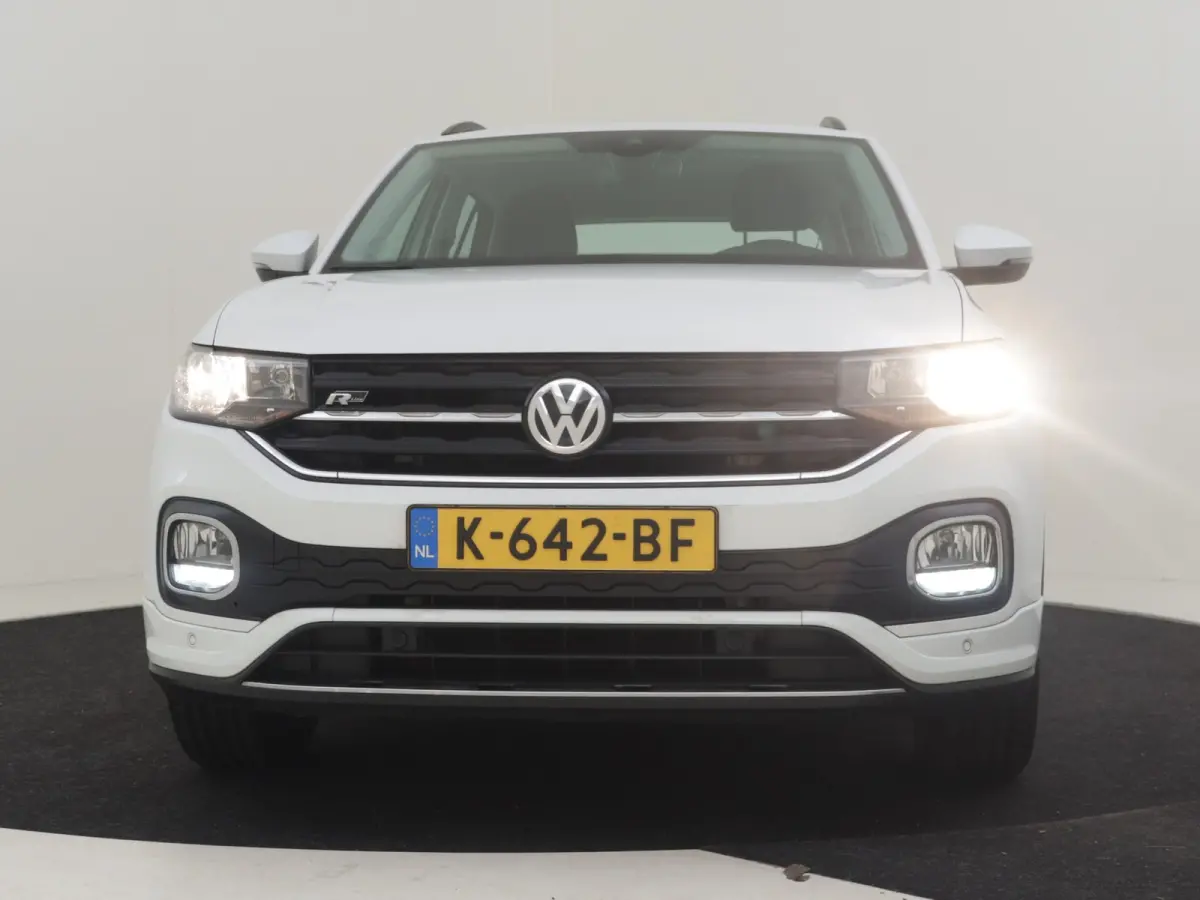 1.0 TSI Life 95Pk | R-Line l Trekhaak | Stoelverwarming | Dodehoek detectie | Parkeersensoren V+A | Cruise control | R-line | 17"LMV
