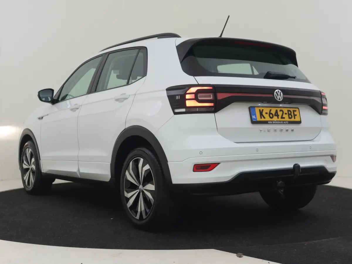 1.0 TSI Life 95Pk | R-Line l Trekhaak | Stoelverwarming | Dodehoek detectie | Parkeersensoren V+A | Cruise control | R-line | 17"LMV