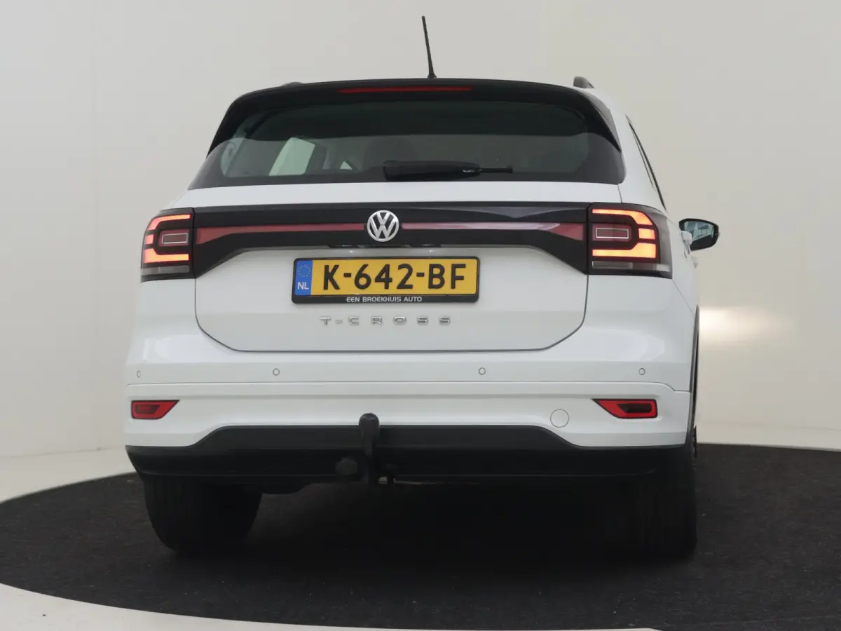 1.0 TSI Life 95Pk | R-Line l Trekhaak | Stoelverwarming | Dodehoek detectie | Parkeersensoren V+A | Cruise control | R-line | 17"LMV