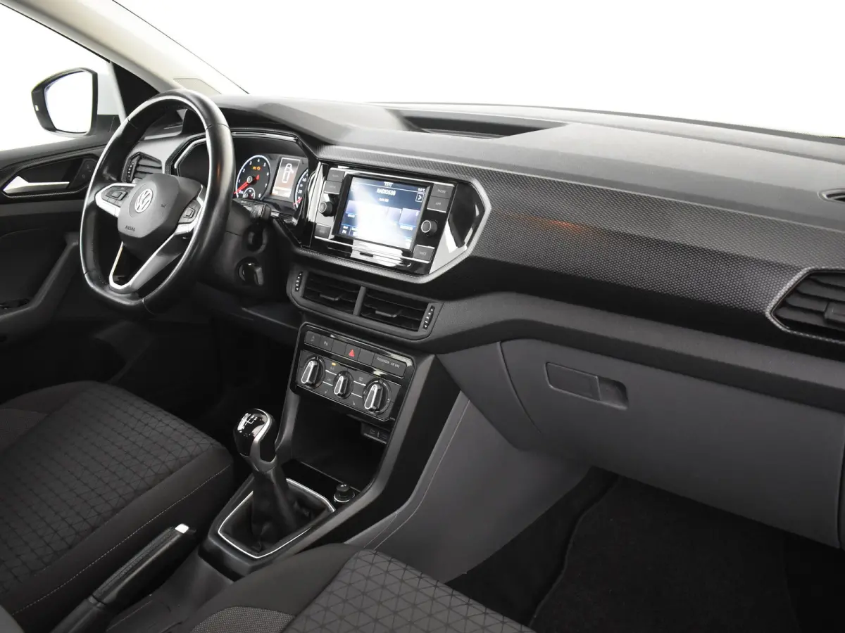 1.0 TSI Life 95Pk | R-Line l Trekhaak | Stoelverwarming | Dodehoek detectie | Parkeersensoren V+A | Cruise control | R-line | 17"LMV