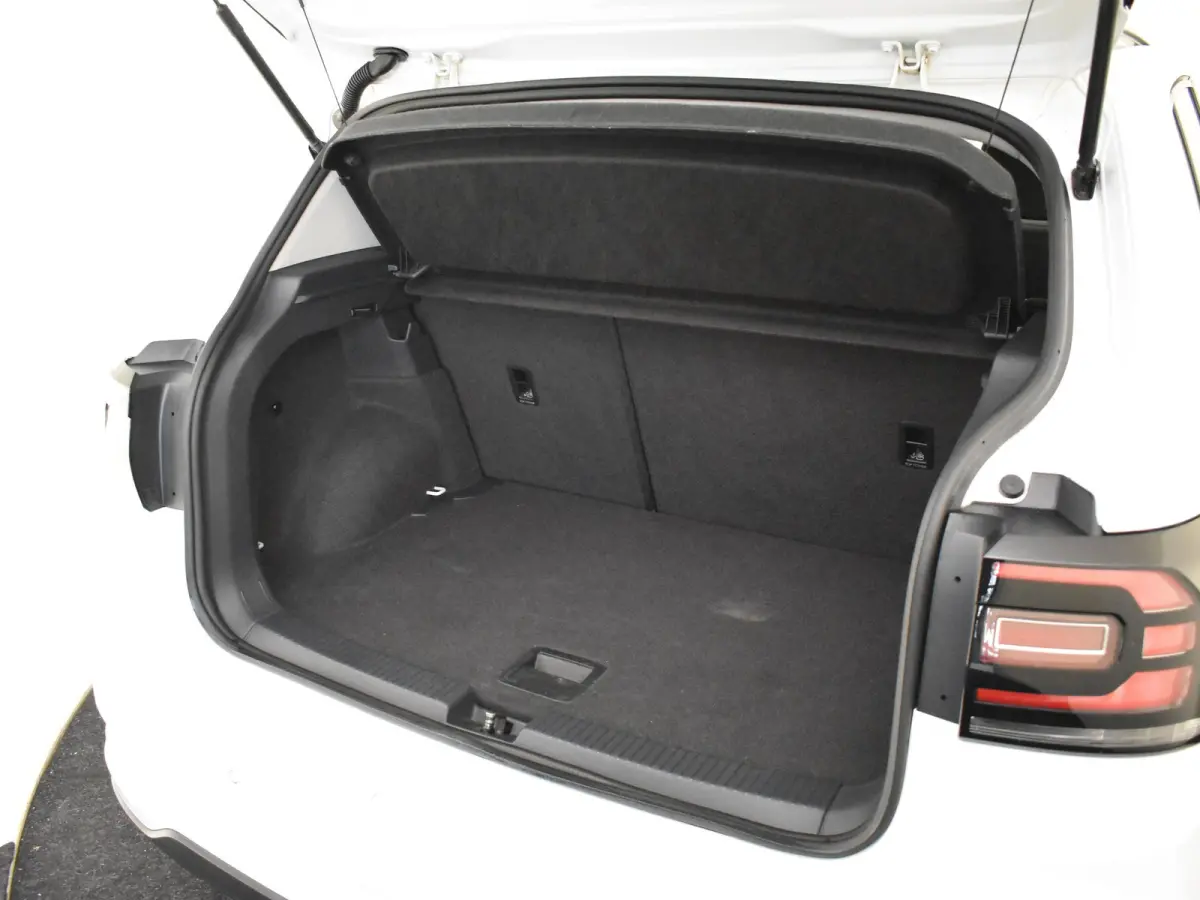 1.0 TSI Life 95Pk | R-Line l Trekhaak | Stoelverwarming | Dodehoek detectie | Parkeersensoren V+A | Cruise control | R-line | 17"LMV