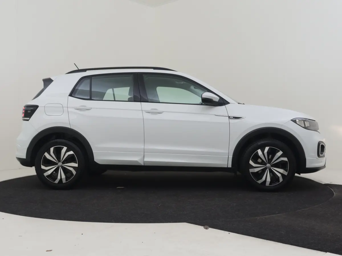 1.0 TSI Life 95Pk | R-Line l Trekhaak | Stoelverwarming | Dodehoek detectie | Parkeersensoren V+A | Cruise control | R-line | 17"LMV