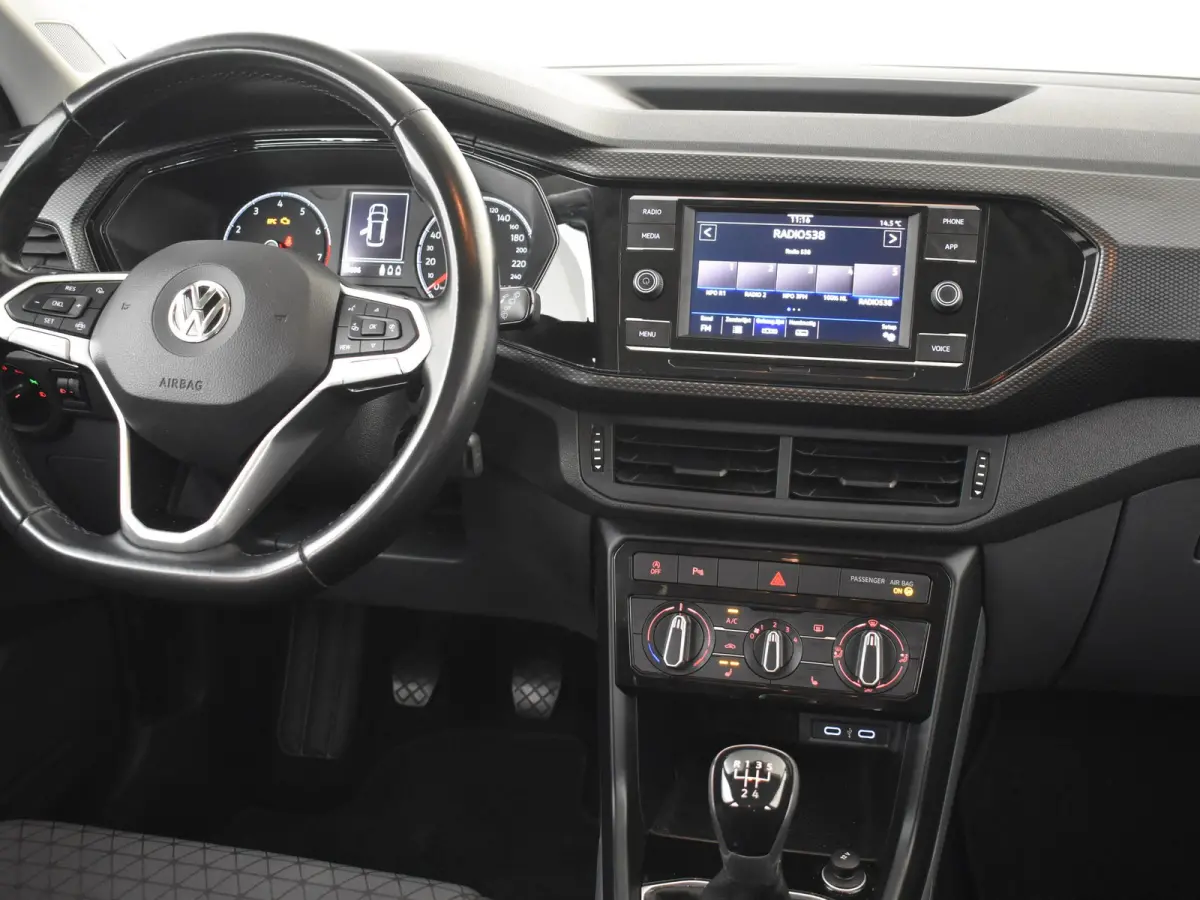 1.0 TSI Life 95Pk | R-Line l Trekhaak | Stoelverwarming | Dodehoek detectie | Parkeersensoren V+A | Cruise control | R-line | 17"LMV