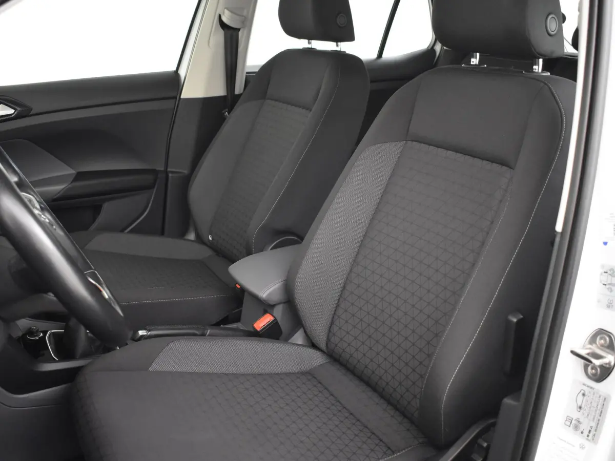 1.0 TSI Life 95Pk | R-Line l Trekhaak | Stoelverwarming | Dodehoek detectie | Parkeersensoren V+A | Cruise control | R-line | 17"LMV