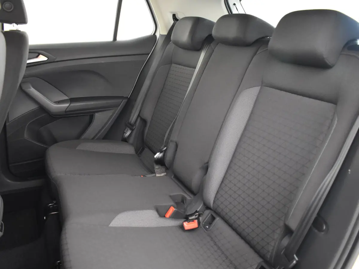 1.0 TSI Life 95Pk | R-Line l Trekhaak | Stoelverwarming | Dodehoek detectie | Parkeersensoren V+A | Cruise control | R-line | 17"LMV