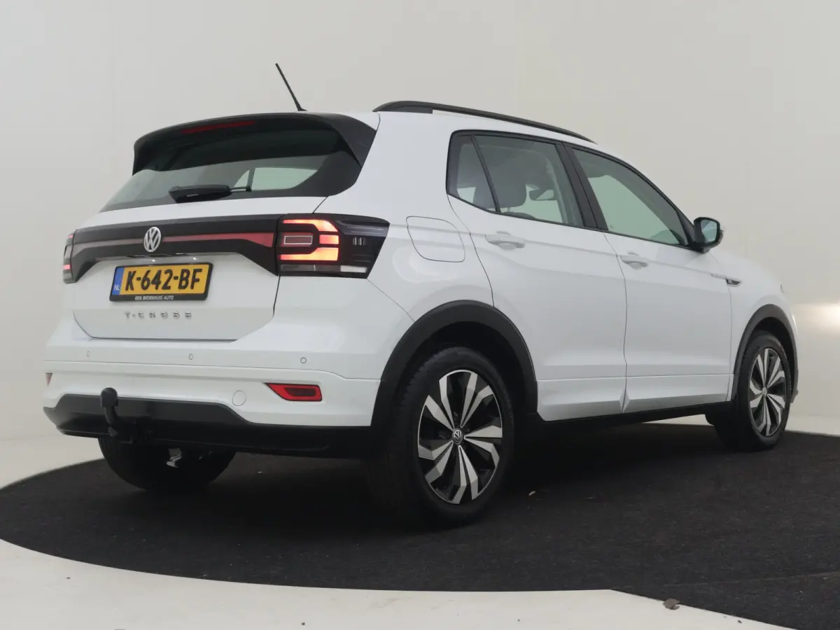 1.0 TSI Life 95Pk | R-Line l Trekhaak | Stoelverwarming | Dodehoek detectie | Parkeersensoren V+A | Cruise control | R-line | 17"LMV