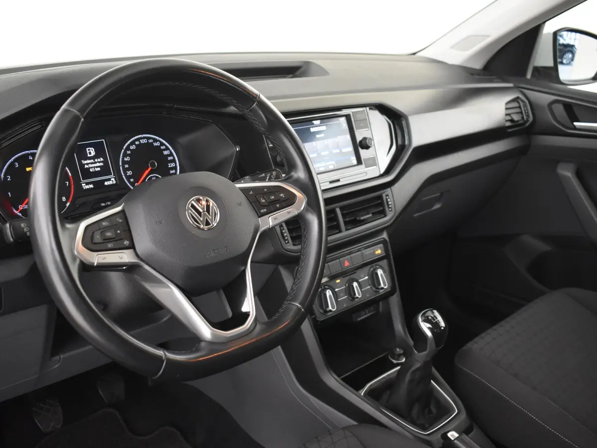 1.0 TSI Life 95Pk | R-Line l Trekhaak | Stoelverwarming | Dodehoek detectie | Parkeersensoren V+A | Cruise control | R-line | 17"LMV