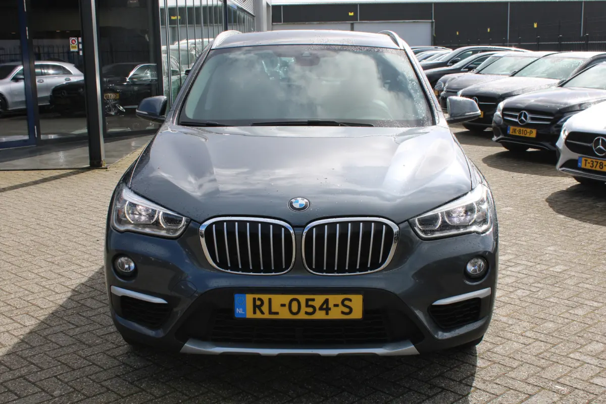 sDrive18i Automaat Executive X-Line Sportstoelen 18'' NAVI TREKHAAK