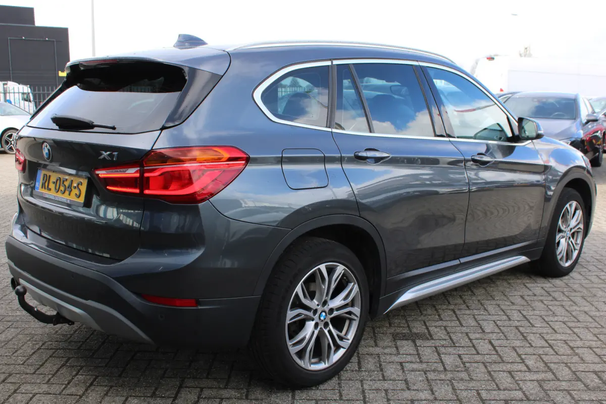 sDrive18i Automaat Executive X-Line Sportstoelen 18'' NAVI TREKHAAK