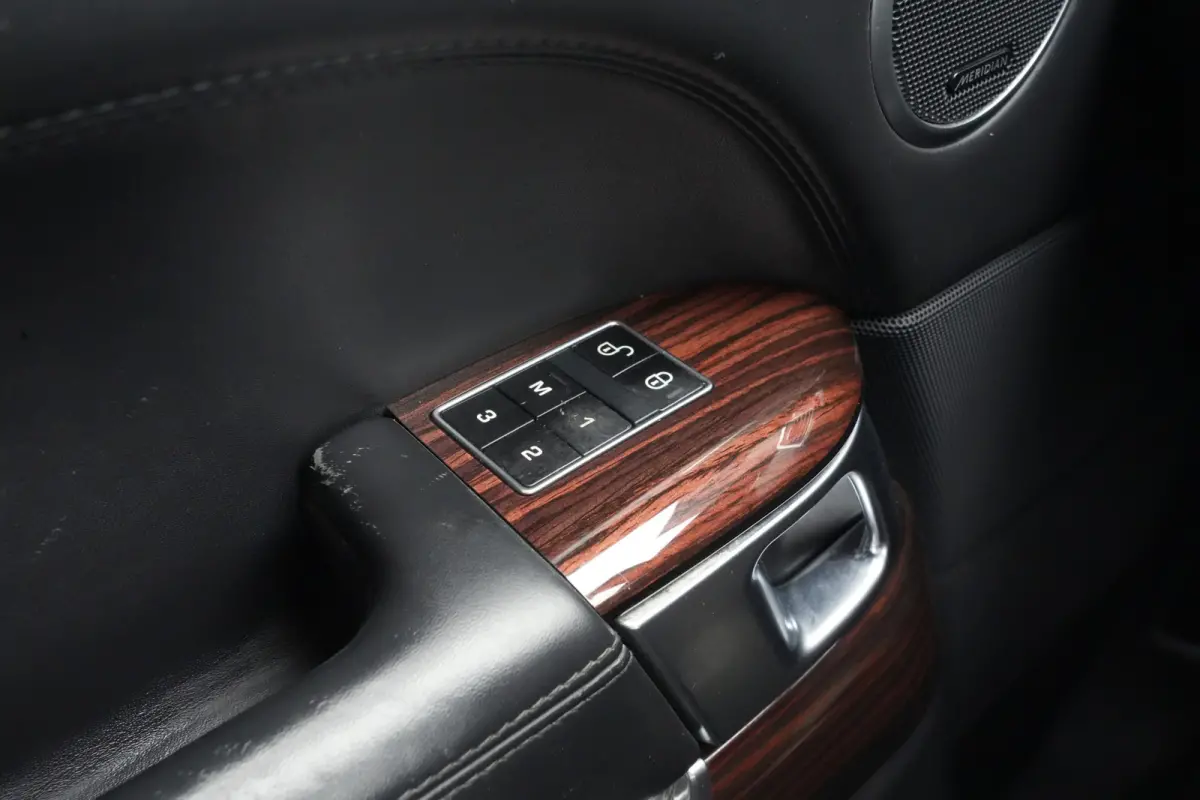Range Rover 3.0 SDV6 Hybrid Autobiography | 340PK | Pano | Meridian | 360° | Trekhaak | Land Rover Range Rover Autobiography 340 PK Hybrid met 3.0 V6, panoramadak, Meridian Surround Sound, 
