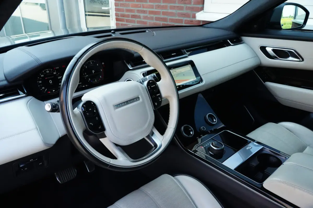 3.0 V6 AWD First Edition | 300PK | Pano | Meridian | 360° | Trekhaak | HUD | Land Rover Range Rover Velar First Edition 300 PK met 3.0 V6 diesel, panoramadak, Meridian Signature Sound Syste
